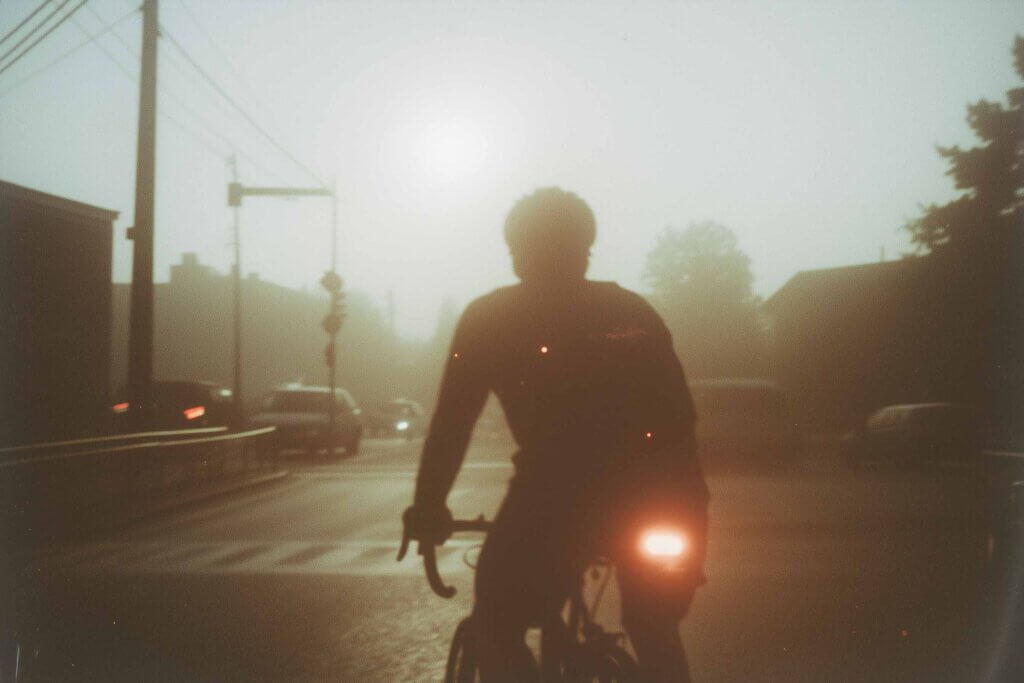 Person cyklar i mörkret med belysning på sin cykel för säkerhet